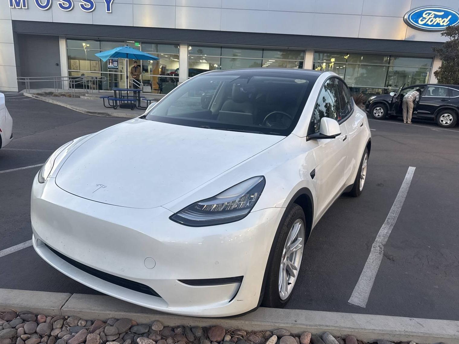 TESLA MODEL Y 2020 5YJYGDEE8LF015622 image